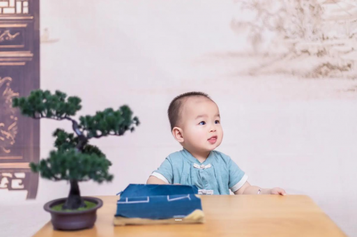 瓦房店五个月宝宝可以站吗